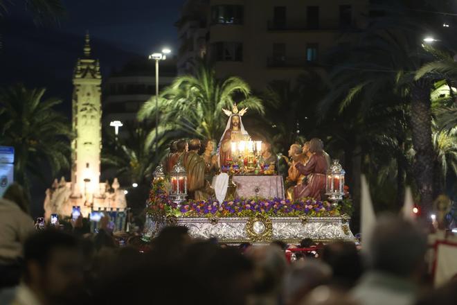 La Hermandad de la Santa Cena recorre las calles de Alicante este Jueves Santo