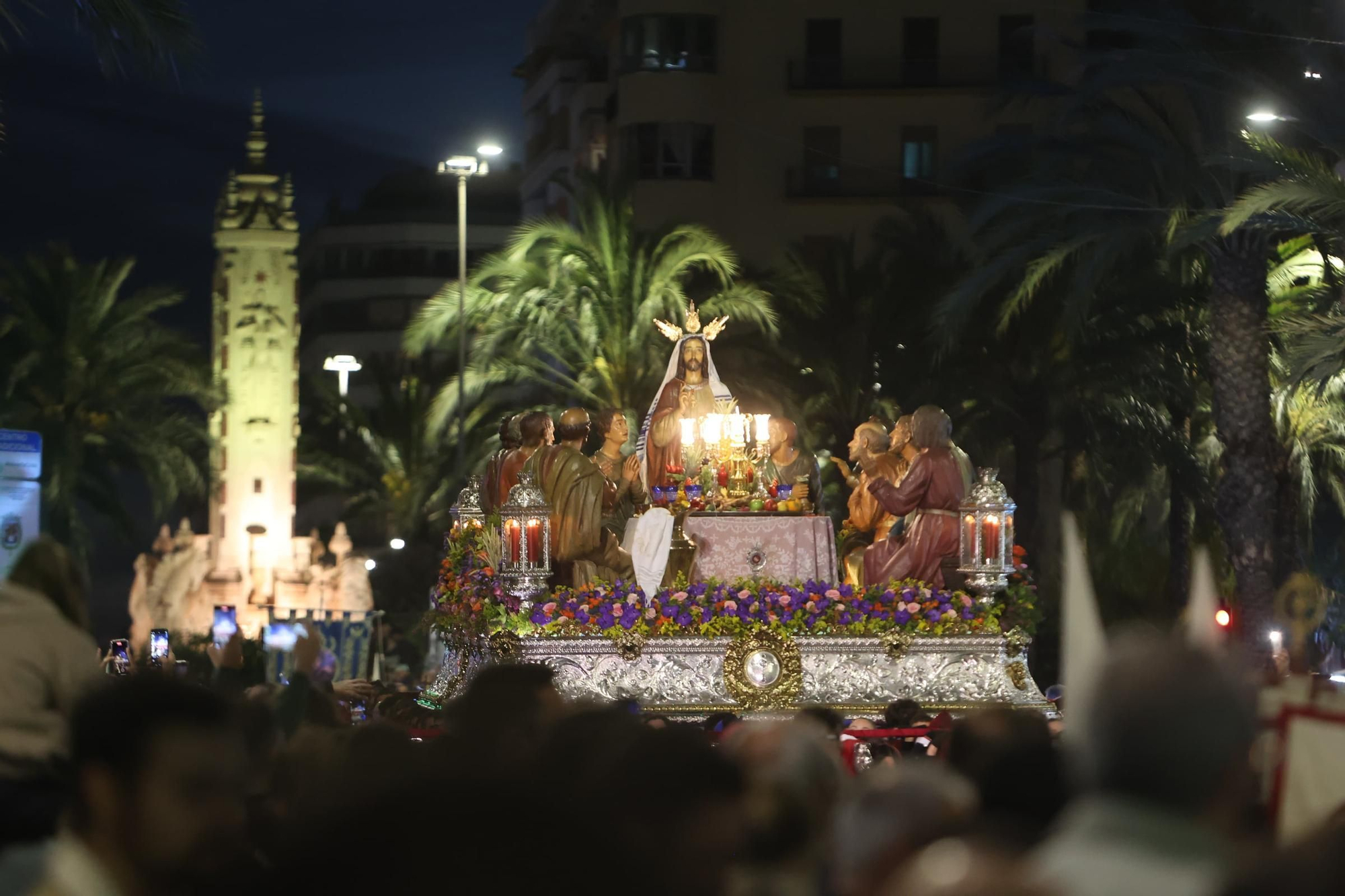 La Hermandad de la Santa Cena recorre las calles de Alicante este Jueves Santo
