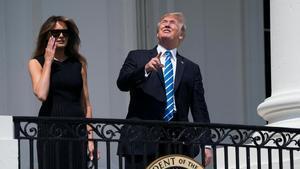 El presidente de los Estados Unidos, Donald J. Trump (d) y la primera dama, Melania Trump (i), ven el eclipse solar del 27 de agosto de 2017 desde el Balcón Truman de la Casa Blanca en Washington.