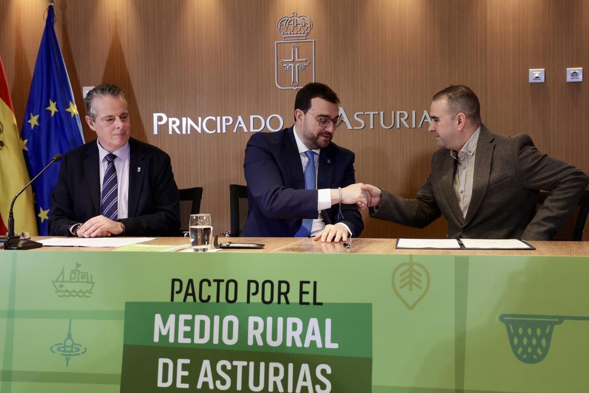 David Pérez Naya, a la derecha, firmando el Pacto por el Medio Rural de Asturias, el pasado martes, en Oviedo, con el presidente, Adrián Barbón, en el centro, y el consejero de Medio Rural, Marcelino Marcos, a la izquierda.