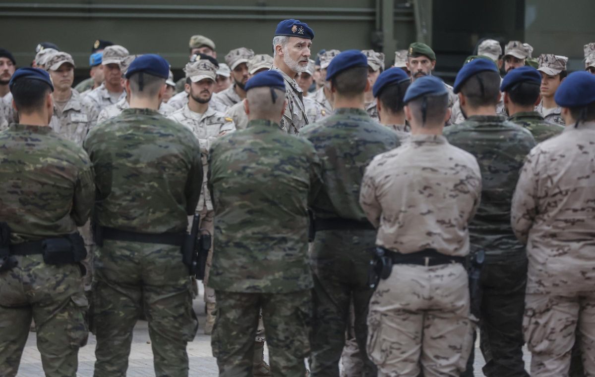 Felipe VI visita las unidades militares desplegadas en Valencia a consecuencia de la DANA