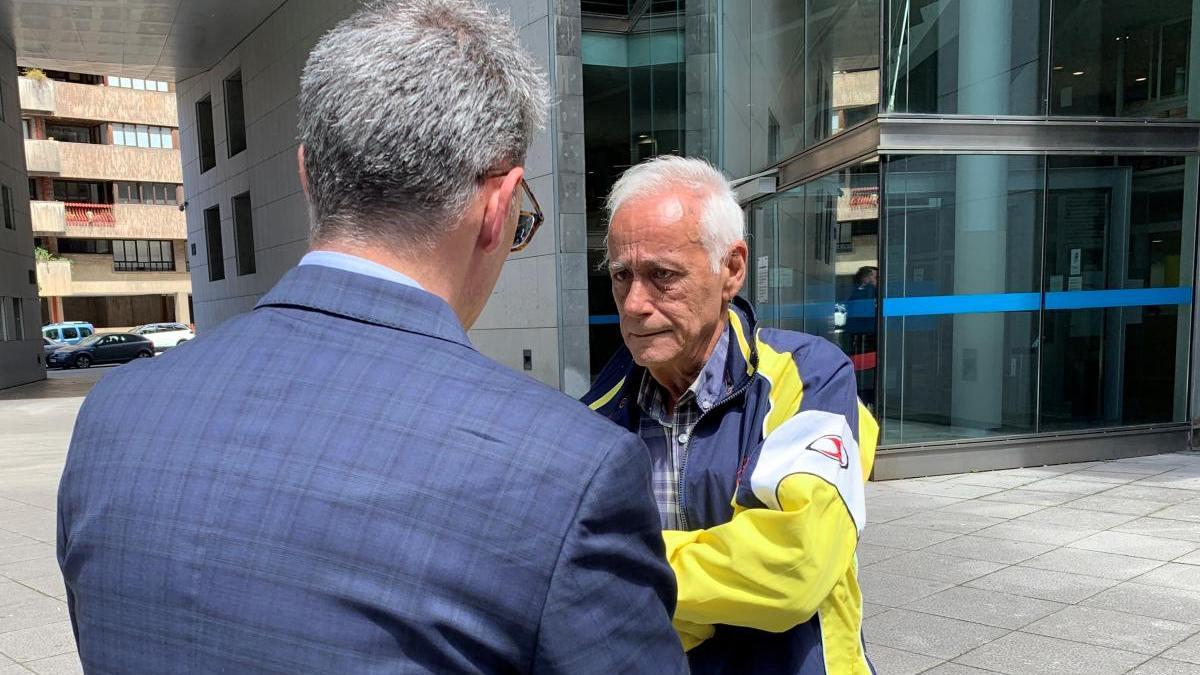 El padre de la menor con su abogado, Gabriel Cueto.