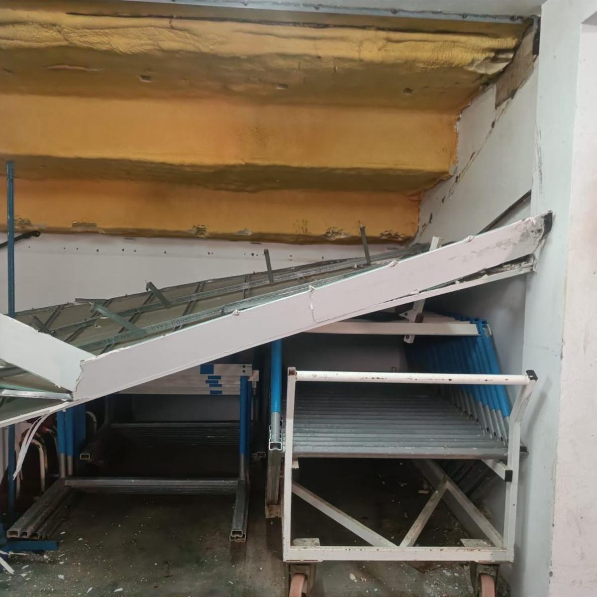 Falso techo de Fontecarmoa que se vino abajo este fin de semana.