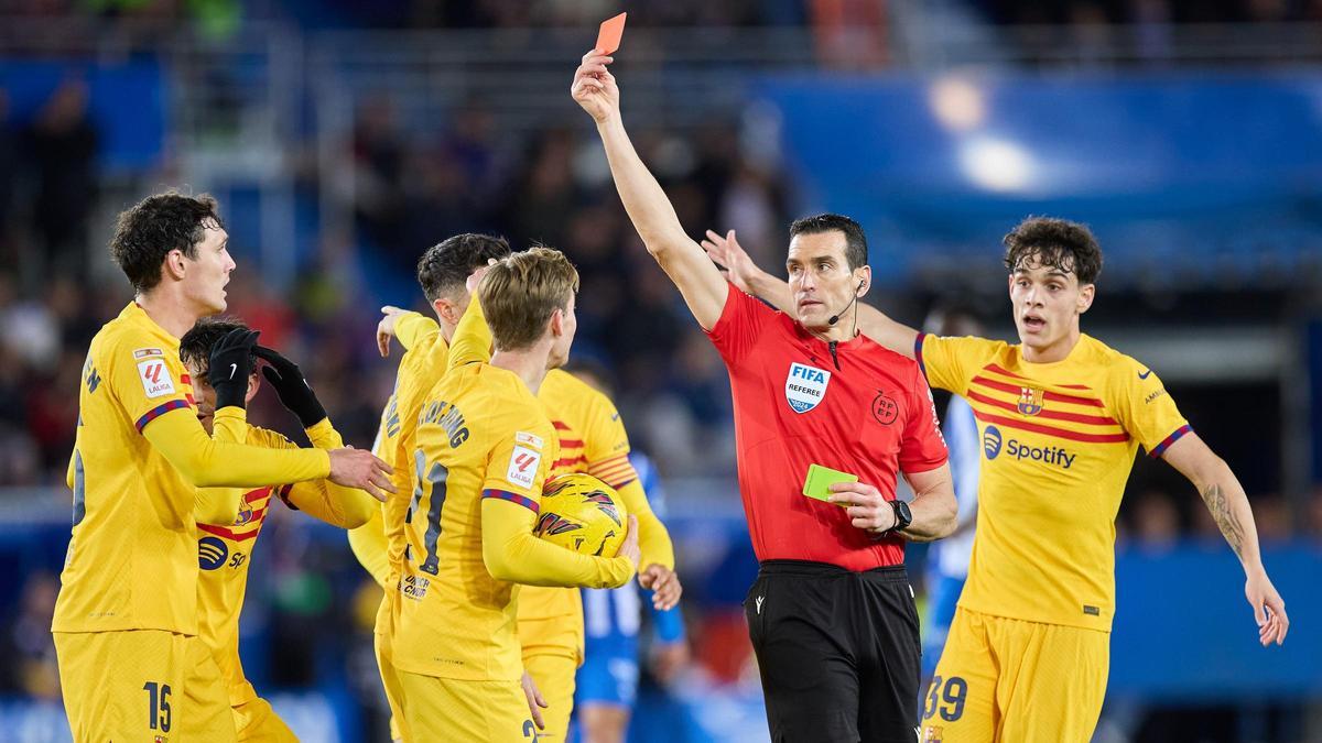 Juan Martinez Munuera enseña la tarjeta roja a Vitor Roque ante la estupefacción del jugador, con las manos en la cabeza.