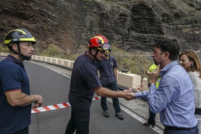 13/07/2016 Visita del presidente del Cabildo de Tenerife Carlos Alonso  junto a Técnicos para ver in situ el estado del derrumbe del talúd de la carretera que lleva a la Punta de Teno.José Luis González