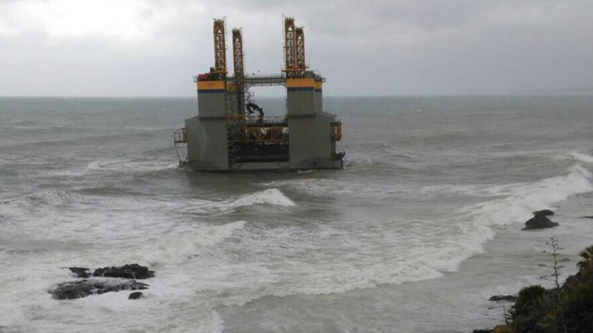 Una plataforma a la deriva amenaza con chocar contra la costa en Benalmádena