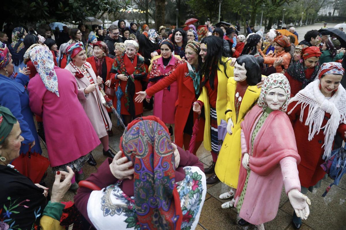 A comparsa de Maruxas e Coralias enche Compostela de cor
