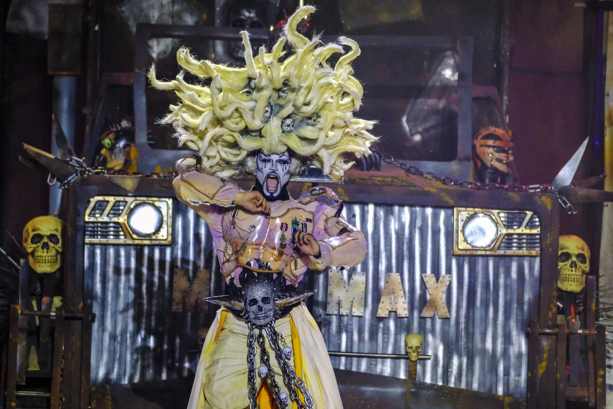 4. Drag Gio (Julio Castellano Rodríguez) Con el patrocinio de Farándula y Klinica Beach y con un diseño de High Heels Performance y el drag presenta el espectáculo Si lo vas a hacer, ¡hazlo épico!