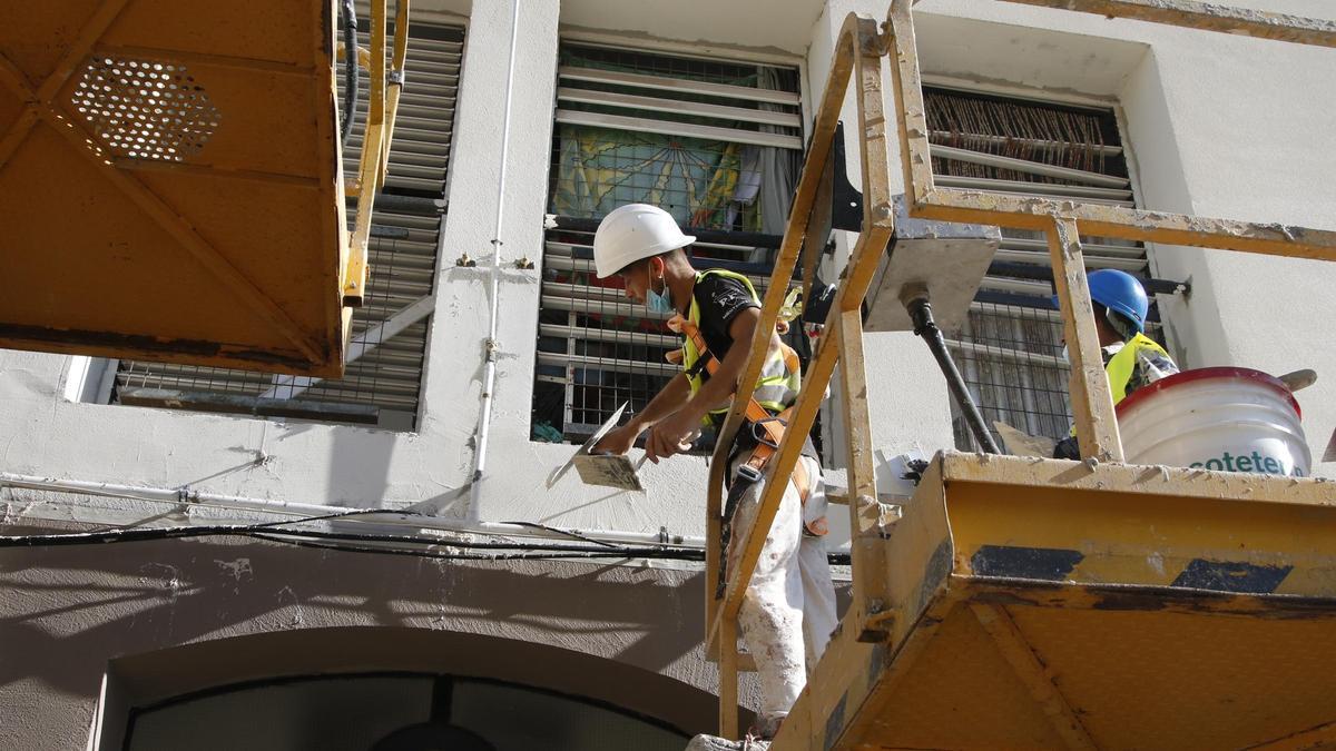 Un operario trabaja en un bloque en construcción.