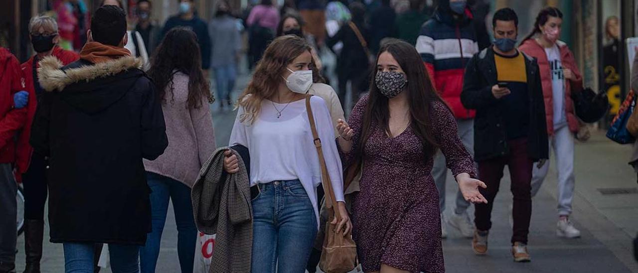 Gente paseando por las calles de Palma.