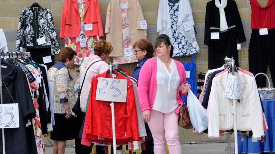 Uno de los puestos de la Feria del stock de Turón.