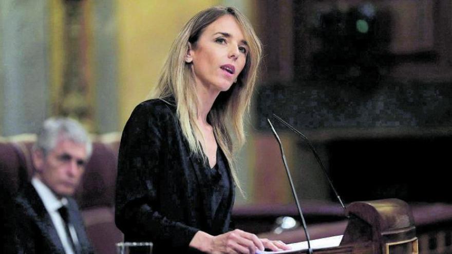 El PP dice a Cayetana que ya debería conocer la libertad de un diputado