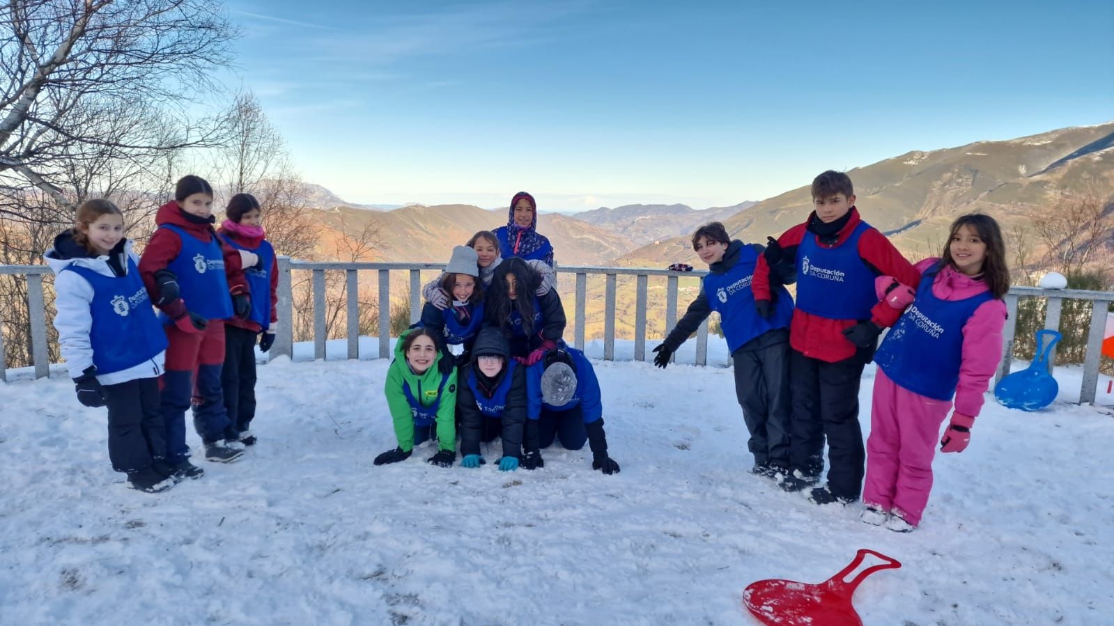 Un centenar de escolares de A Coruña viajan a Pajares para practicar esquí