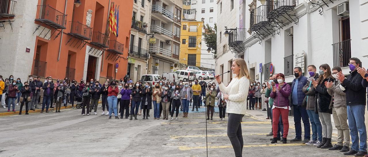 La portavoz Natàlia Enguix, durante el acto del 8M en Ontinyent.