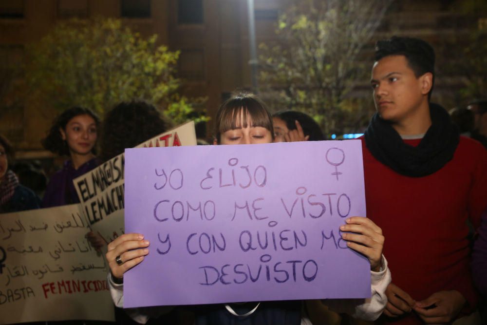 Medio millar de personas se concentraron en la plaza de la Montañeta