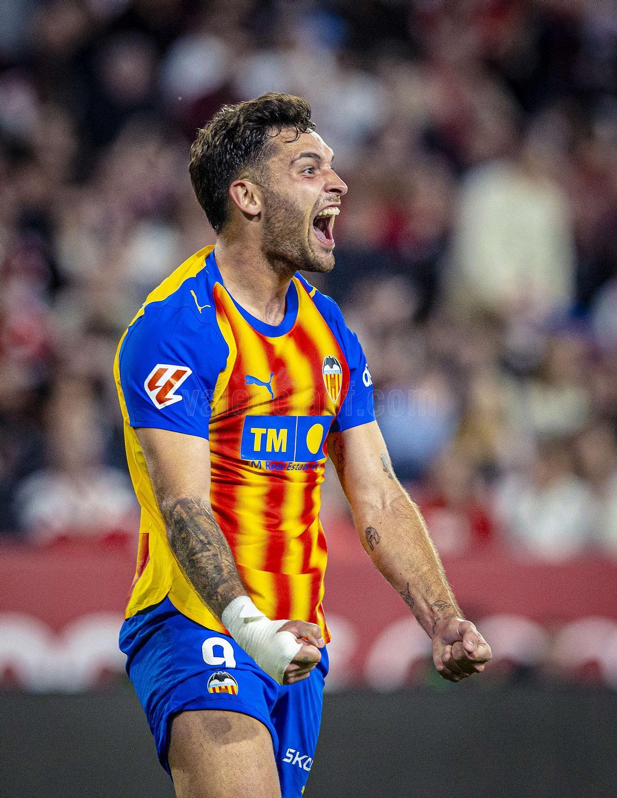 Hugo Duro celebra uno de los goles del Valencia CF en Sevilla