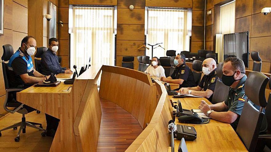 La reunión de ayer en la Pola en la que se decidieron las medidas policiales a aplicar durante los próximos días.