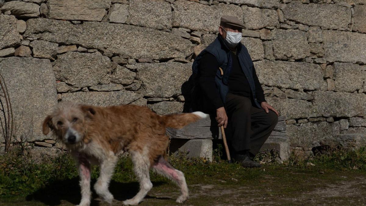 Un vecino de Tudera, sentado a la puerta de su casa. |