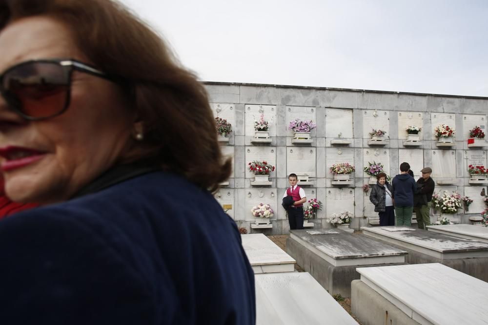 Día de los Difuntos en el cementerio de la Carriona, Avilés