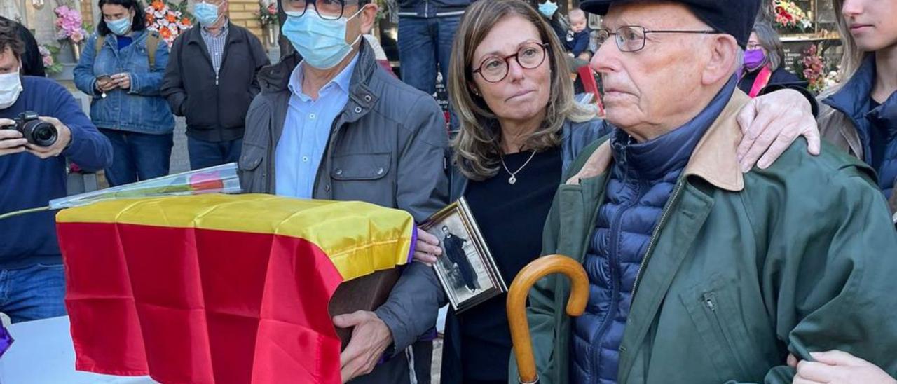 El hijo de José Llopis, a la derecha, con los restos y sus familiares, ayer.