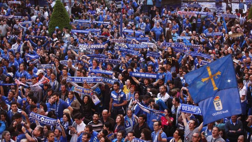 Aficionados azules celebrando en el mes de junio el ascenso a Segunda División