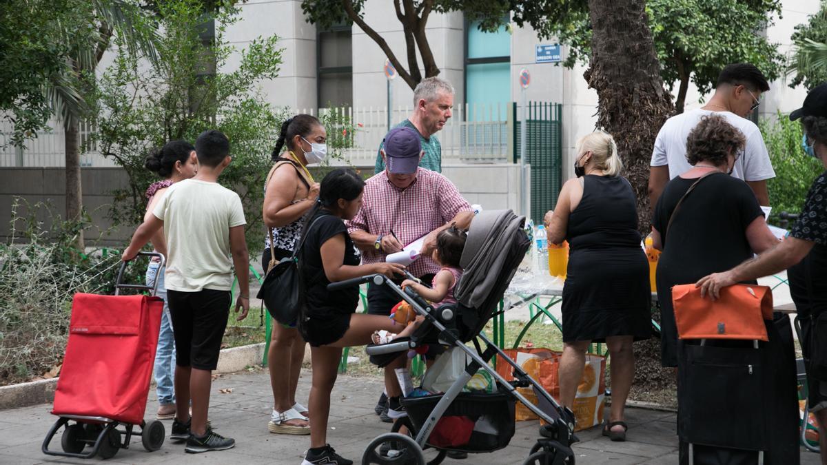 Valencia. Reparto de alimentos a familias con hijos