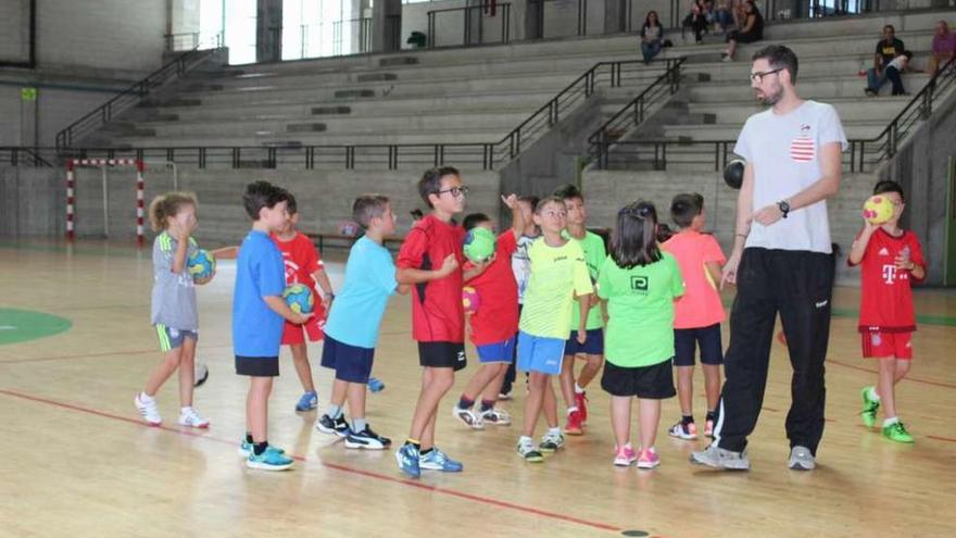 Algunos de los jugadores más jóvenes de la entidad con un monitor.