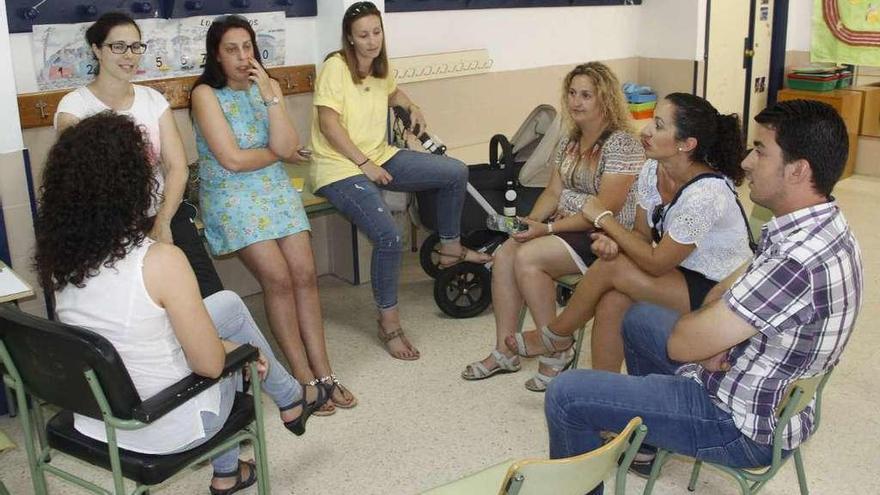 Las representantes de la ANPA recibieron ayer la visita de dos concejales del gobierno local. // S. Álvarez