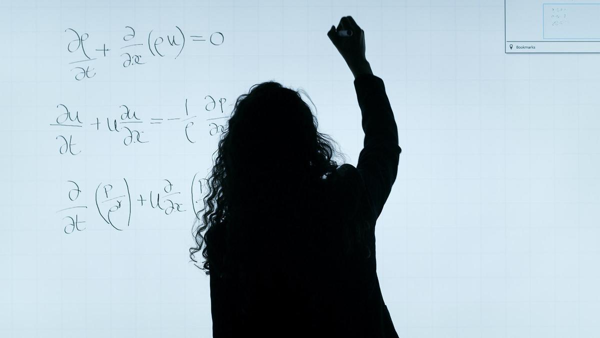 Una profesora en un aula.