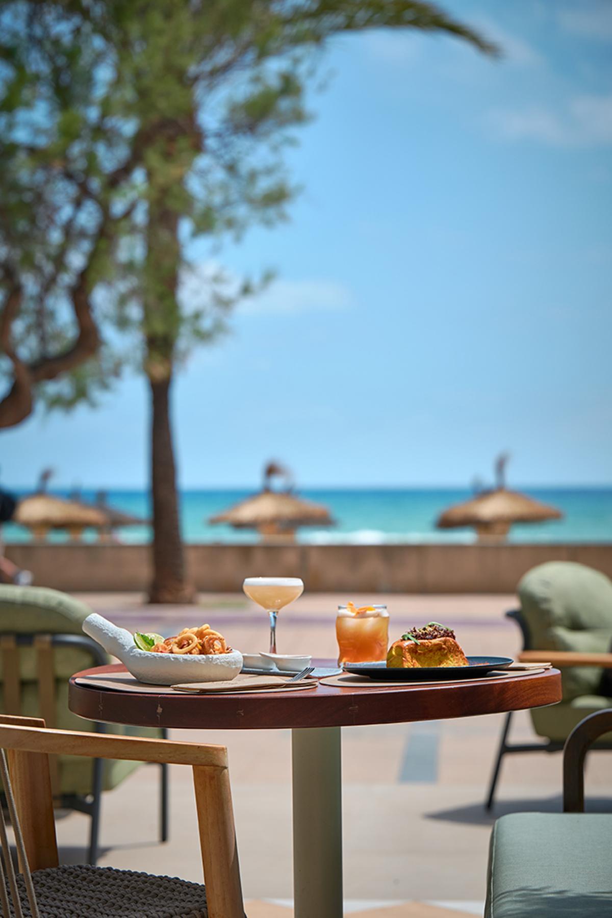 Gastronomía mediterránea en Calma Beach Club Mallorca, con platos frescos, producto local y vistas inmejorables al mar.