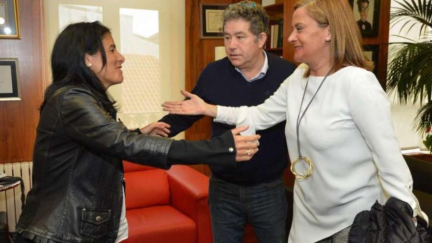 Lupe Murillo, Miguel Anxo Fernández Lores y Carmela Silva, en la firma del convenio de ayer. // Gustavo Santos