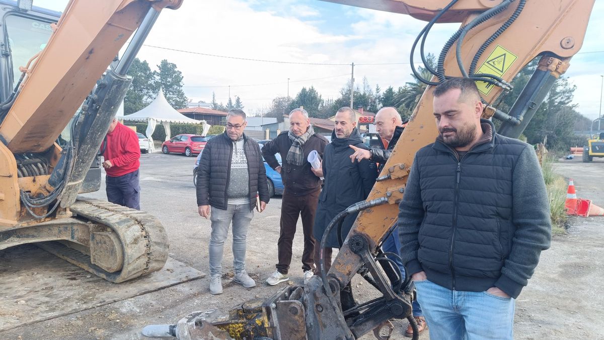 Por la izquierda, Pergentino Martínez, Juan Carlos Álvarez,(técnico municipal) Ángel García, y Tano García y Rubén Montes, de la empresa adjudicataria.