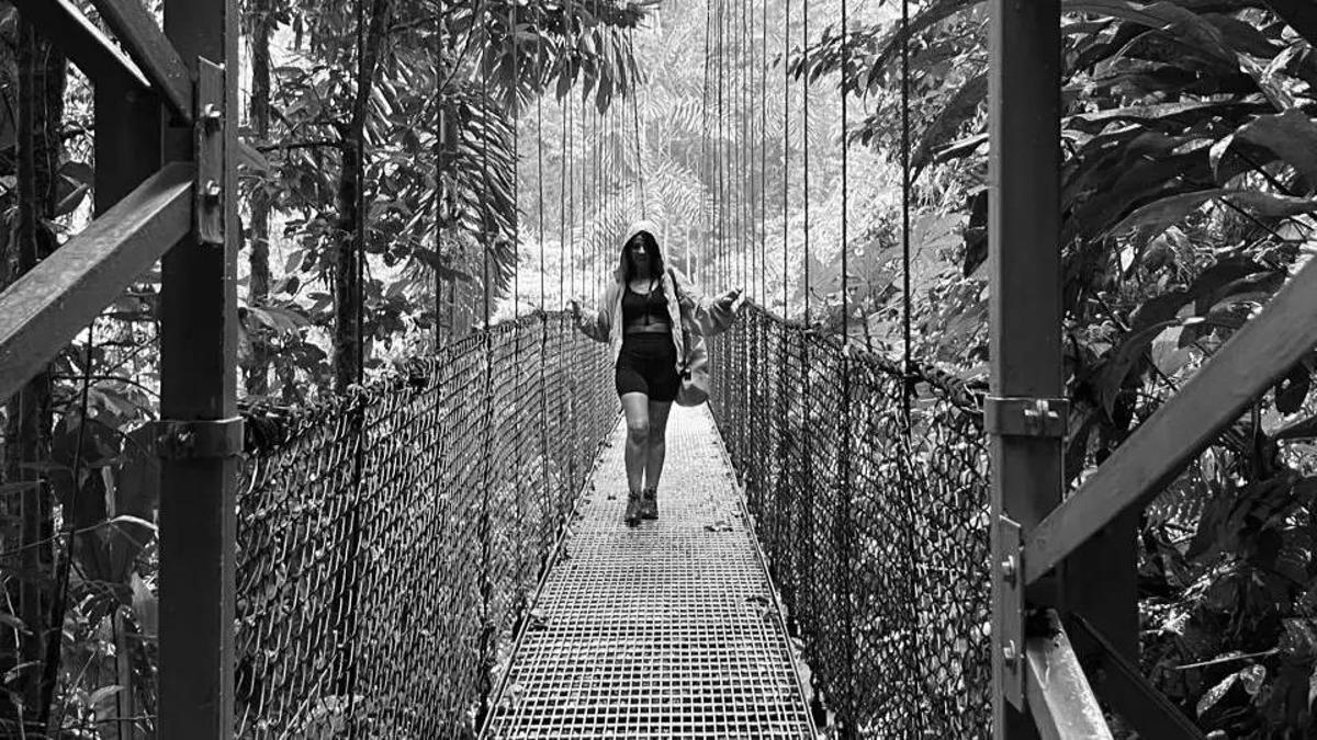 Marina Castro en el parque de puentes colgantes Mistico Arenal