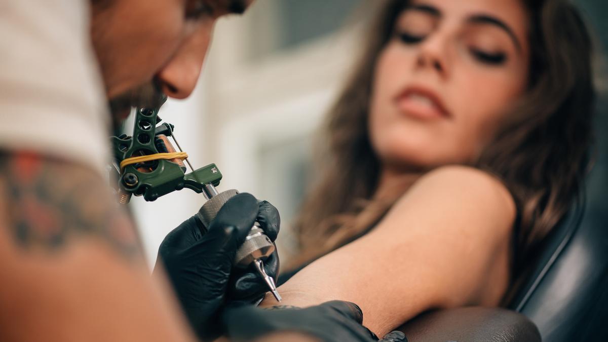Cómo saber si un tatuaje está infectado: estas son las señales más frecuentes
