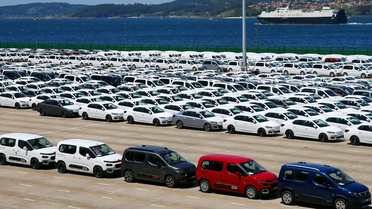 Furgonetas y turismos fabricados por PSA-Vigo estacionados en la terminal de Bouzas