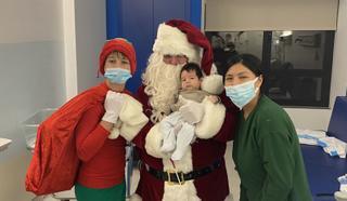 Papá Noel visita a los niños ingresados en el hospital de Ibiza