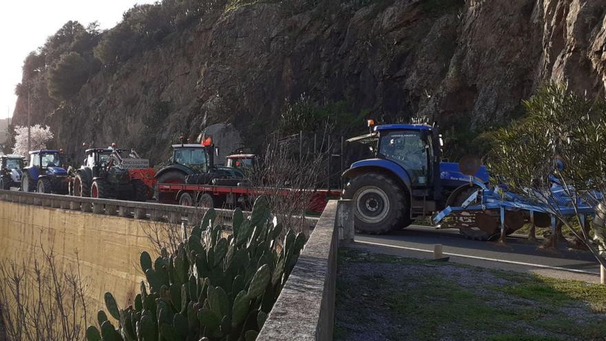 Los tractores portugueses cortan el paso fronterizo entre Fermoselle y Bemposta. | Cedida
