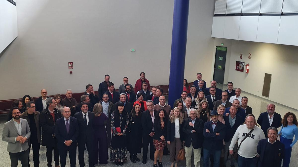 Foto de familia de los hosteleros de Alicante tras su comida de Navidad