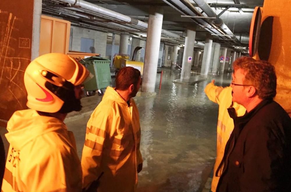 Jaime Lloret, diputado provincial de Emergencias, visita al equipo de bomberos que achica agua del Hospital de San Juan
