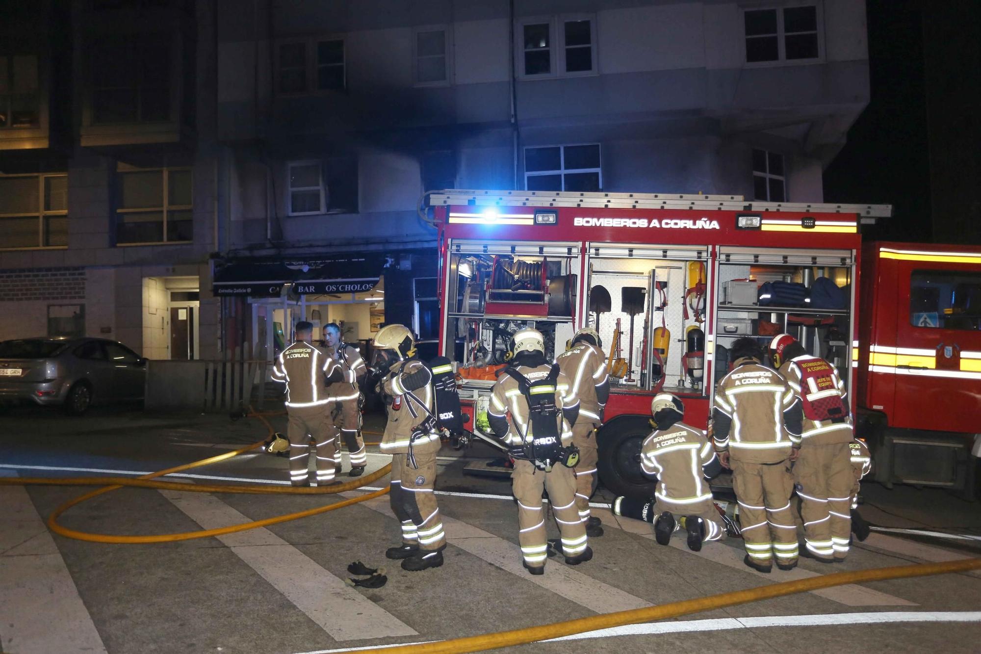 Un incendio sin heridos destruye una vivienda en A Coruña, en la calle Vales Villamarín