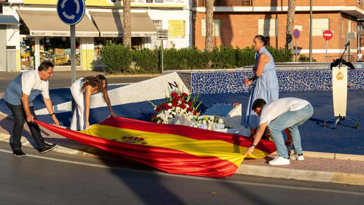 Santa Pola clama contra el terrorismo en el 24 aniversario del atentado contra la casa cuartel
