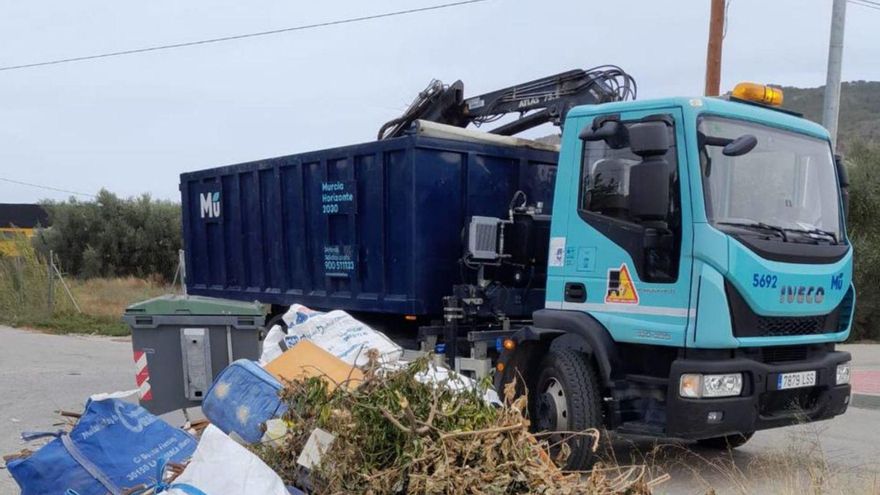 El incivismo se ceba con los contenedores de la basura en Murcia