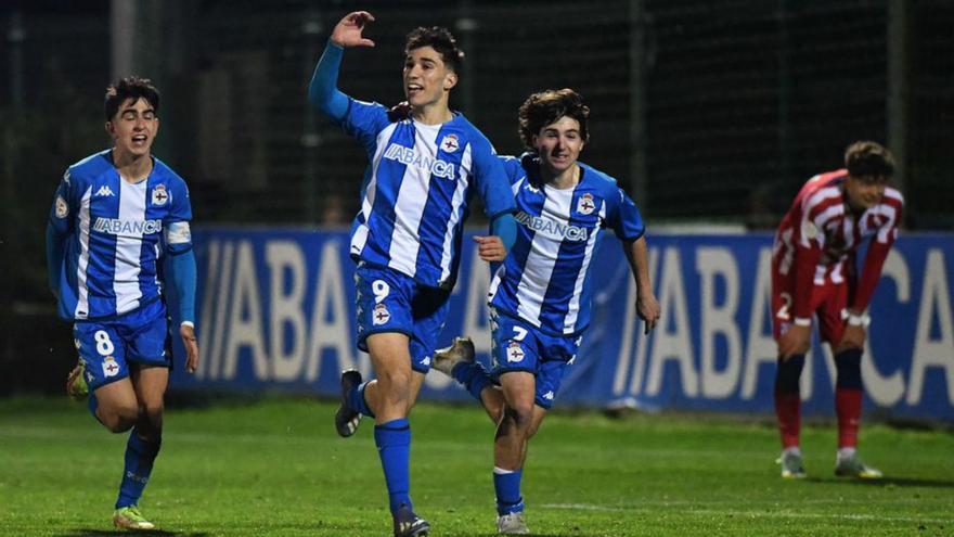 Los juveniles celebran uno de sus goles al Atlético. |  // ARCAY / ROLLER AGENCIA