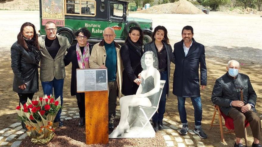 La família Raluy i representants municipals darrere la placa | ICCC2022