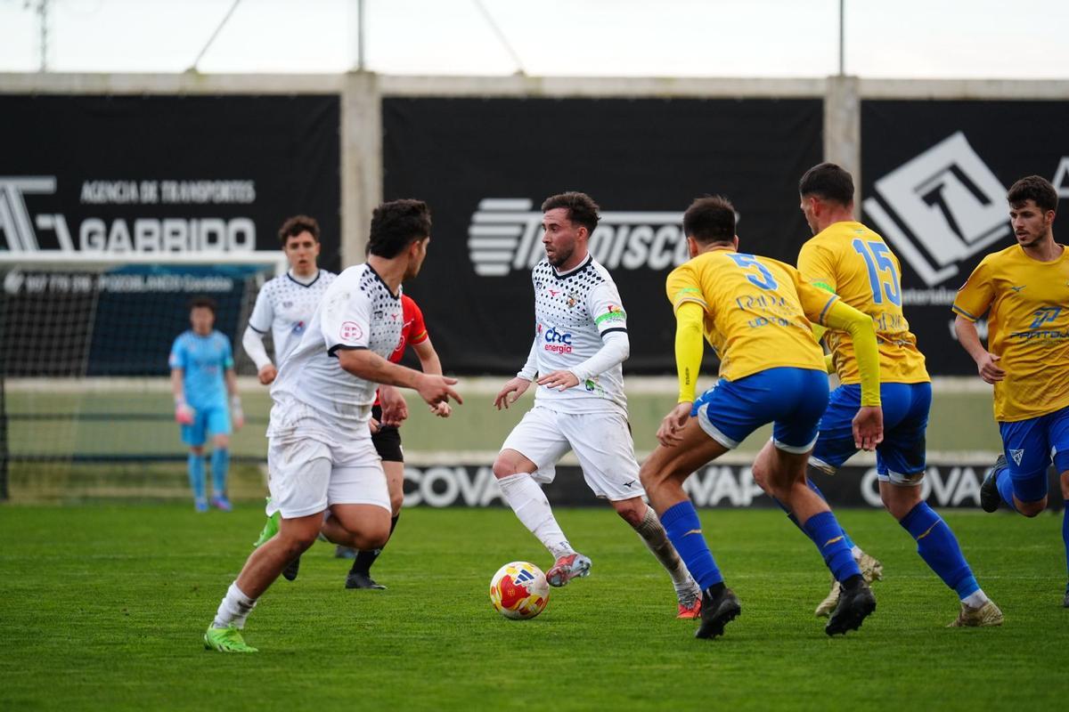 Lance del último encuentro del CD Pozoblanco ante el Tomares.