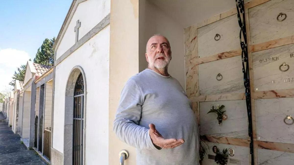 Jaume Català vor dem Grab der Familie.