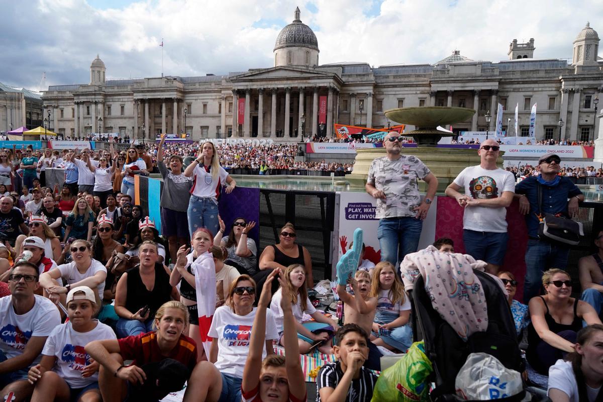 Los seguidores reaccionan a la acción en la pantalla grande mientras ven el partido de fútbol final de la Eurocopa Femenina de la UEFA 2022 que se juega en el estadio de Wembley entre Inglaterra y Alemania, en la fan zone de Trafalgar Square, en el centro de Londres, el 31 de julio de 2022.