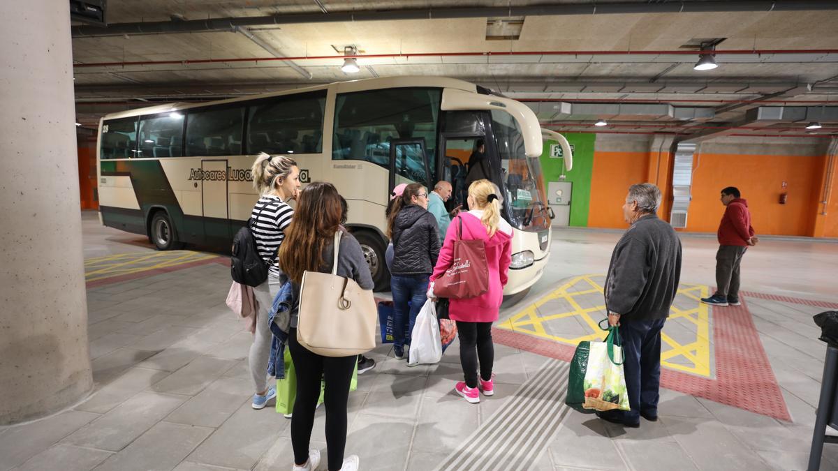 Varios pasajeros en uno de los andenes del interior del Cetis a punto de embarcar en un autobús.