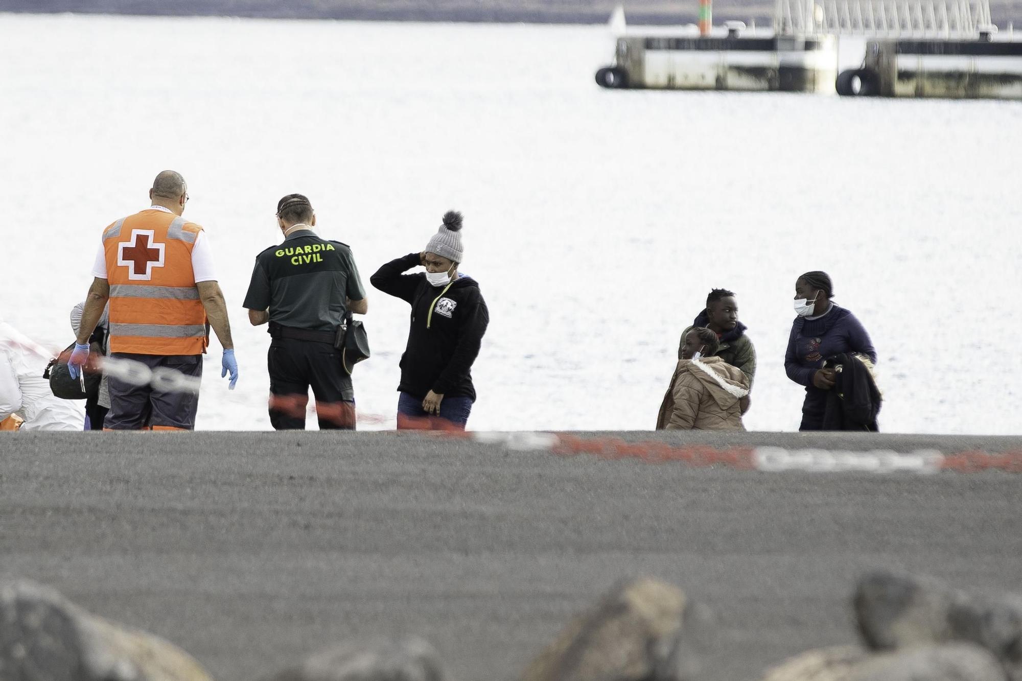 Rescatados 34 migrantes en una lancha neumática cerca de Fuerteventura