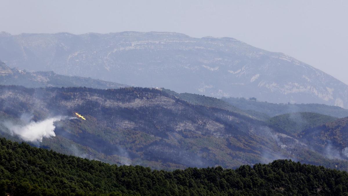 Un hidroavión descarga agua sobre uno de los frentes del incendio, orientado hacia la localidad de Labuerda.